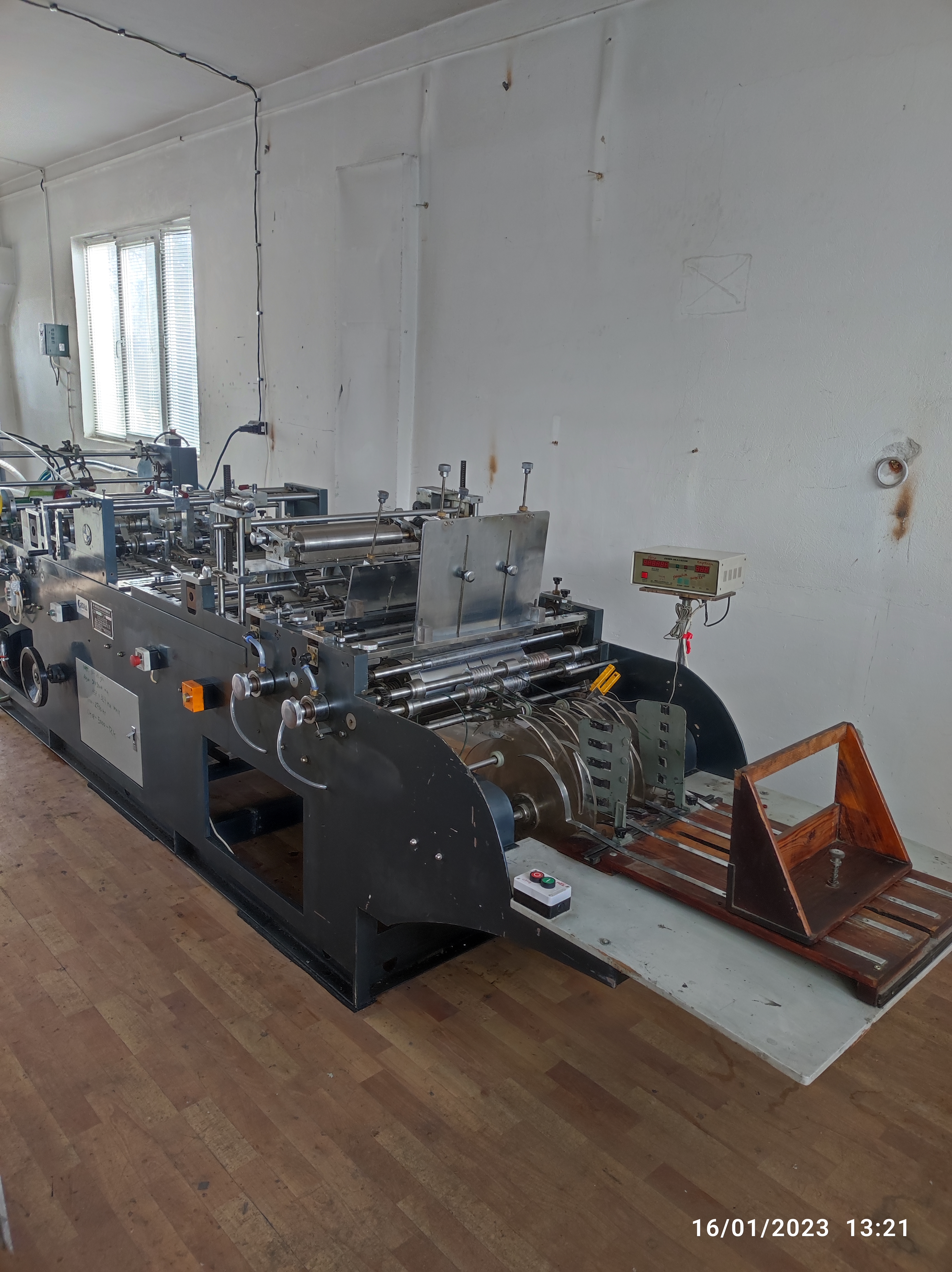 Large Paper and Cardboard Pocket Machine